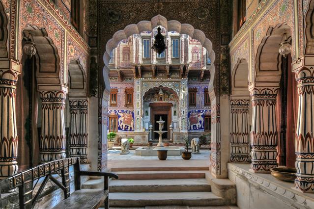 Das schönste Haveli in Fatehpur ist das Nadin Prince. In der Regel sind die Havelis von einem großen Haupttor verschlossen und bestehen aus 2 Höfen. Einen äusseren für die Männer und einen inneren für die Frauen. Grössere Havelis besitzen sogar drei oder vier Höfe und sind zwei bis drei Stockwerke hoch.